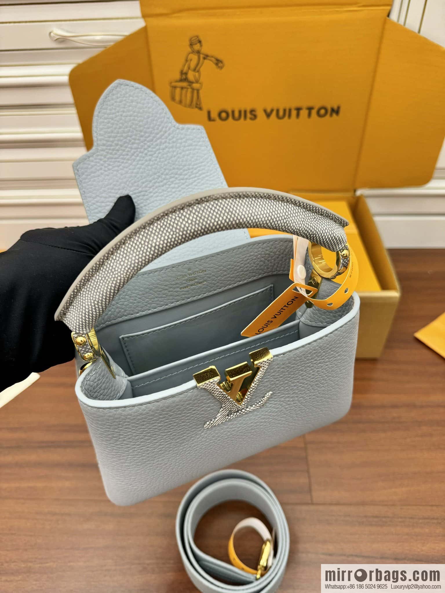 LV M22876 Capucines Mini