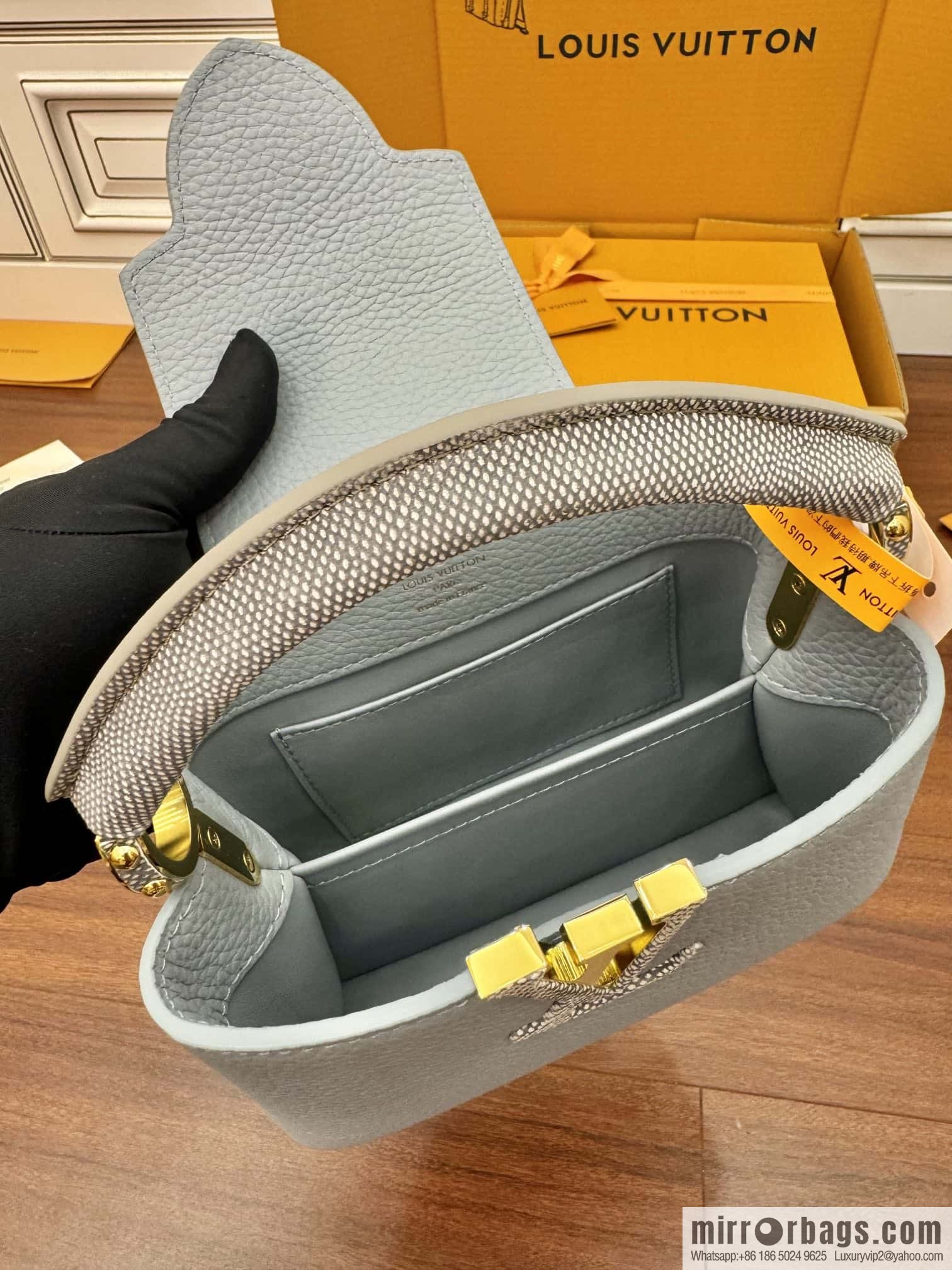 LV M22876 Capucines Mini