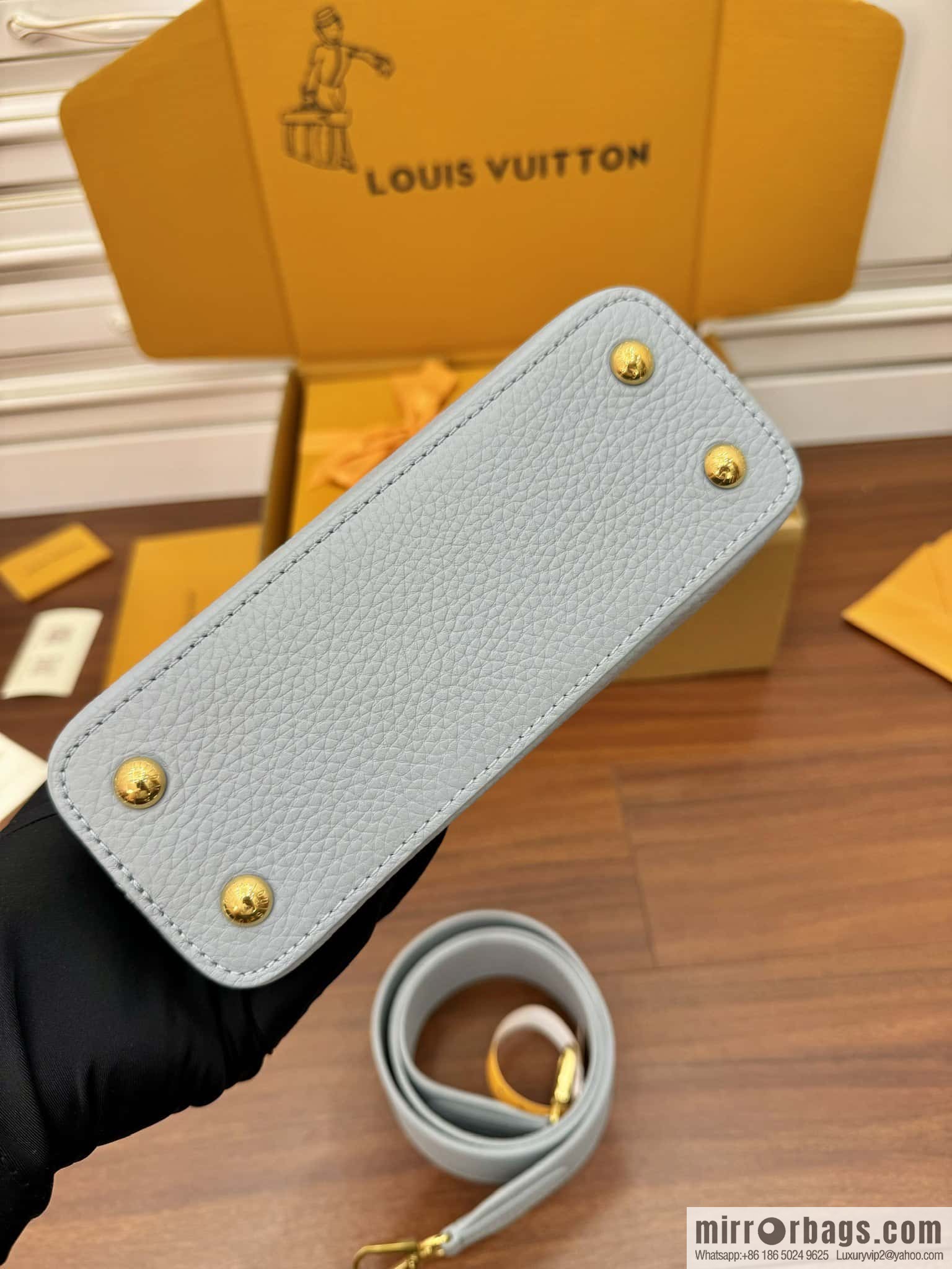 LV M22876 Capucines Mini