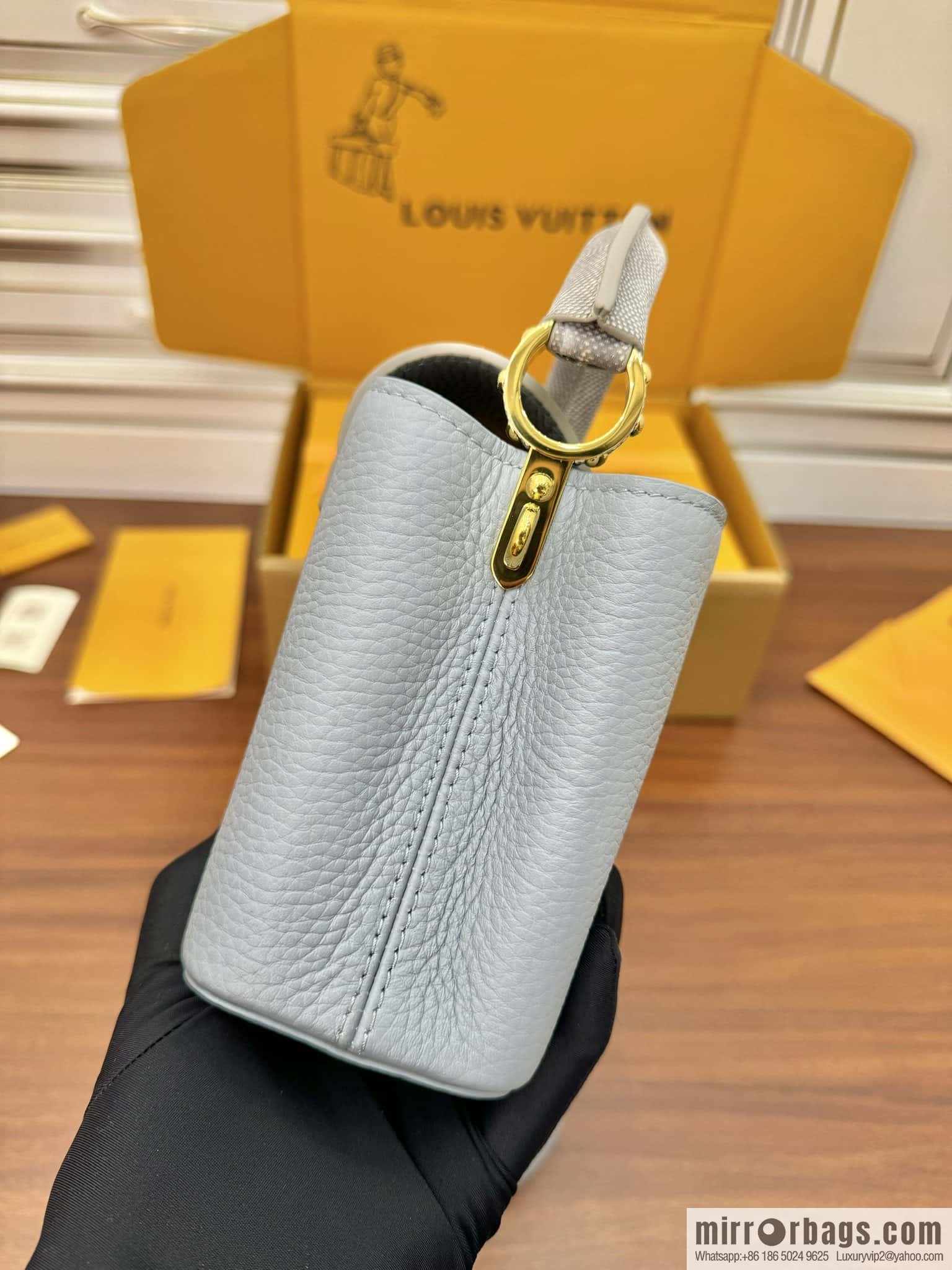 LV M22876 Capucines Mini