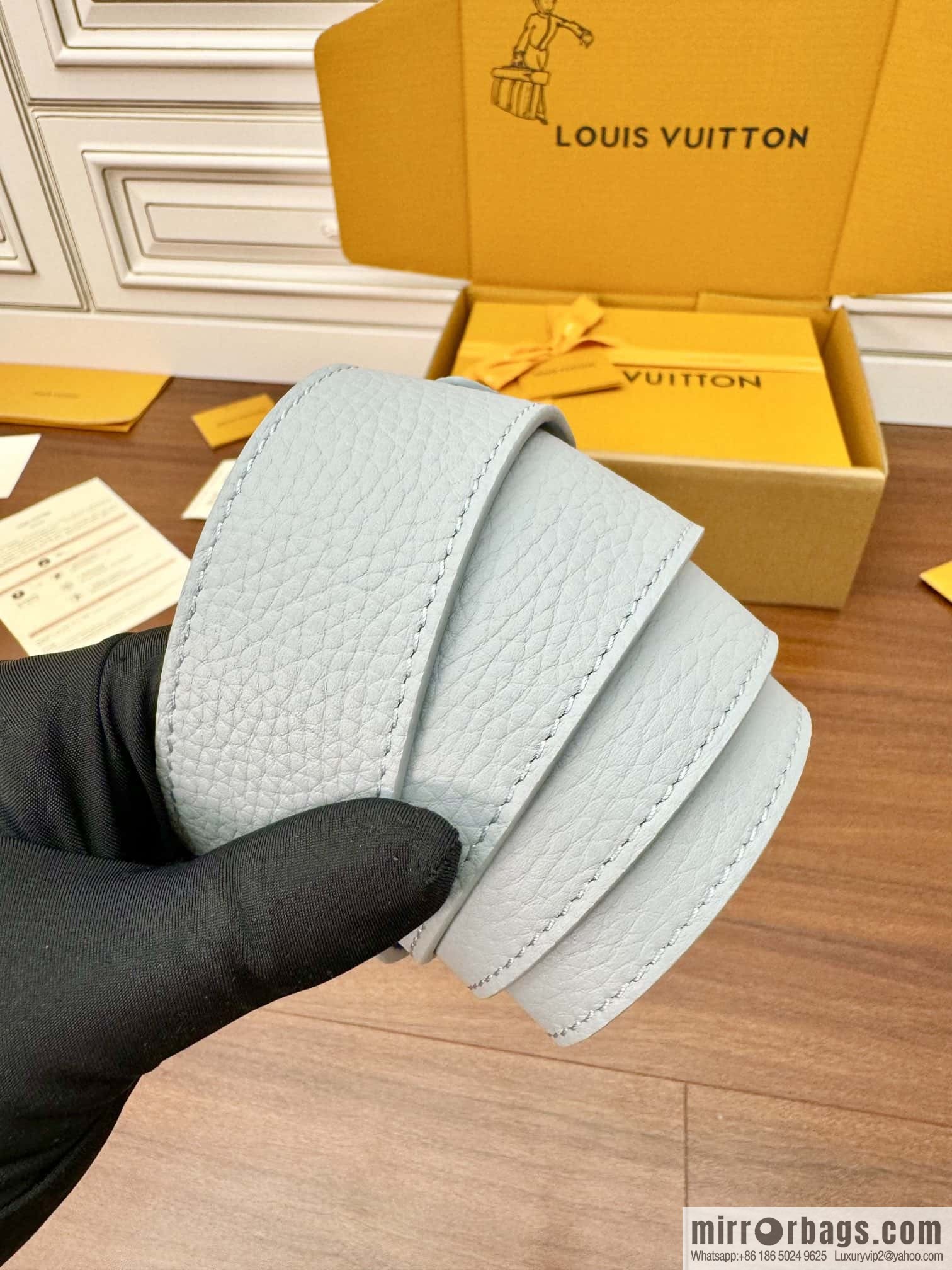LV M22876 Capucines Mini