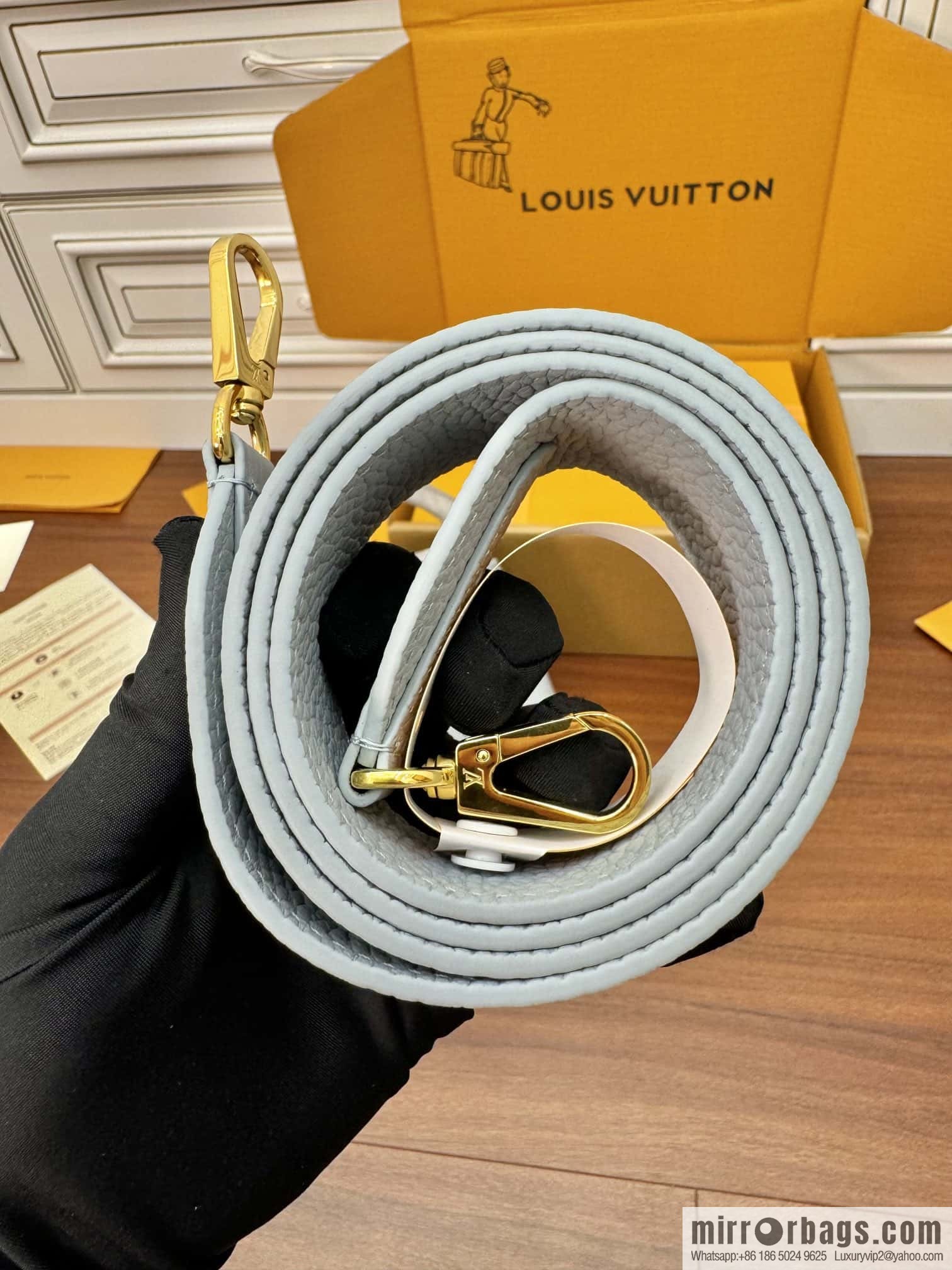 LV M22876 Capucines Mini