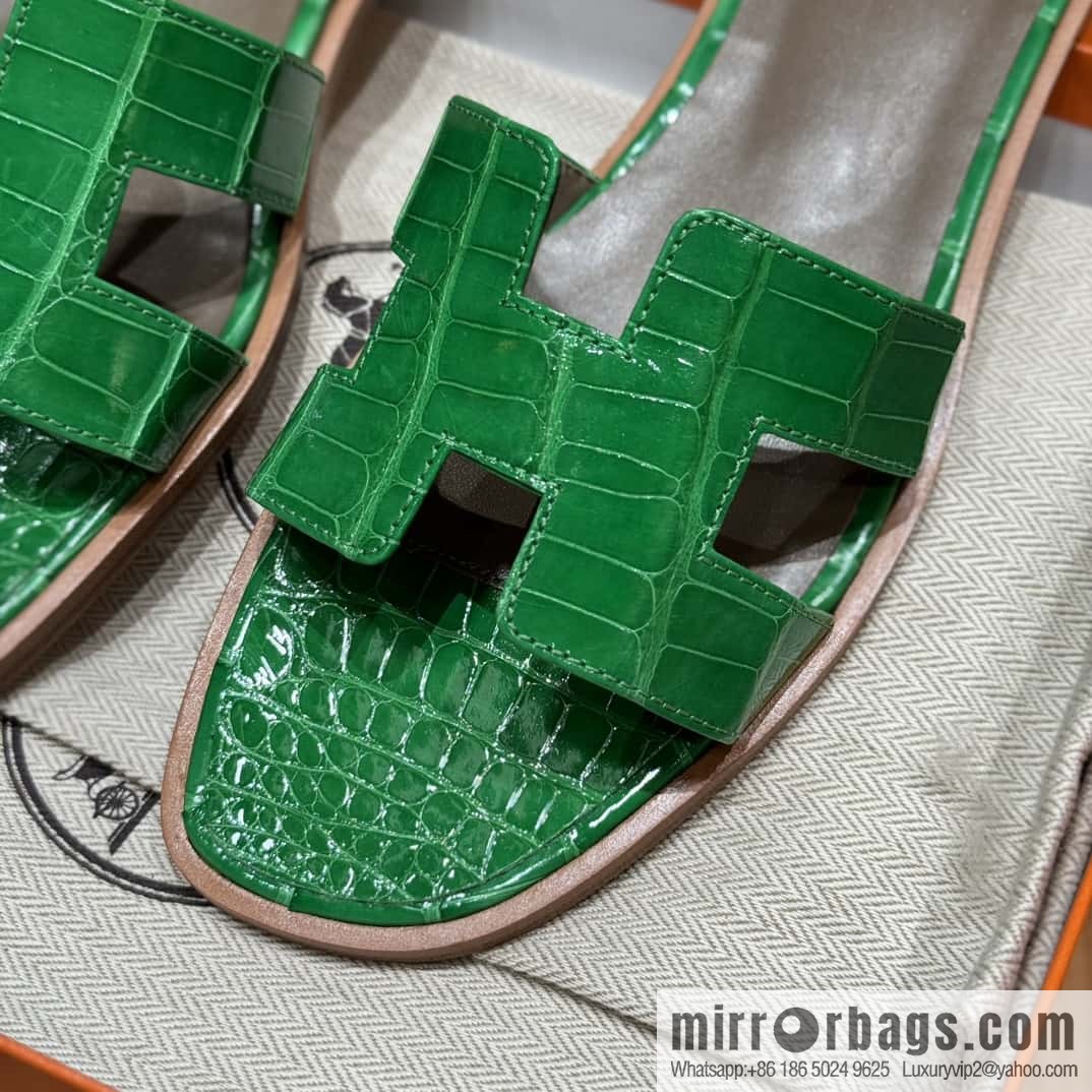 Hermès 181 Oran sandals alligator/crocodile 🐊 1K/Bambou/bamboo green
