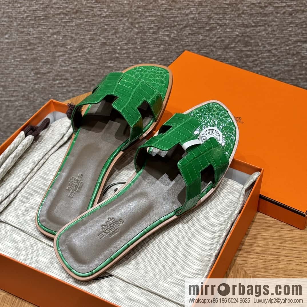 Hermès 181 Oran sandals alligator/crocodile 🐊 1K/Bambou/bamboo green