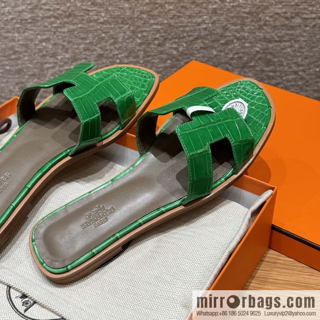 Hermès 181 Oran sandals alligator/crocodile 🐊 1K/Bambou/bamboo green