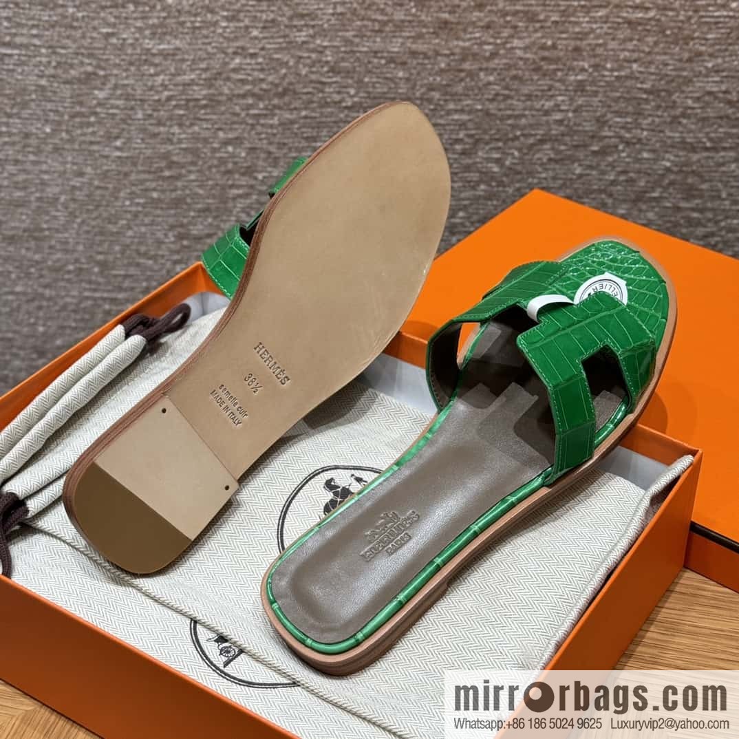 Hermès 181 Oran sandals alligator/crocodile 🐊 1K/Bambou/bamboo green