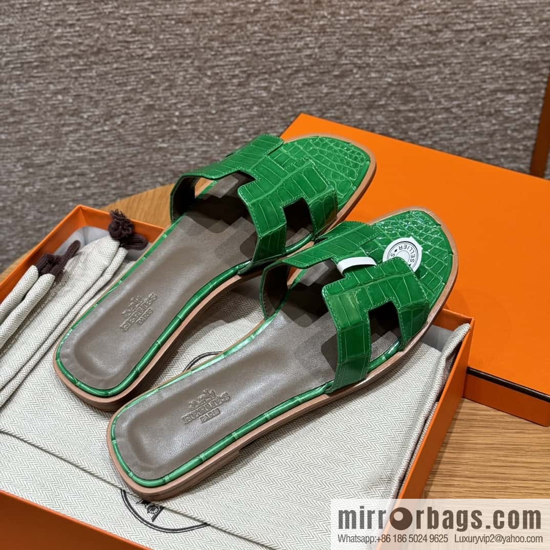 Hermès 181 Oran sandals alligator/crocodile 🐊 1K/Bambou/bamboo green