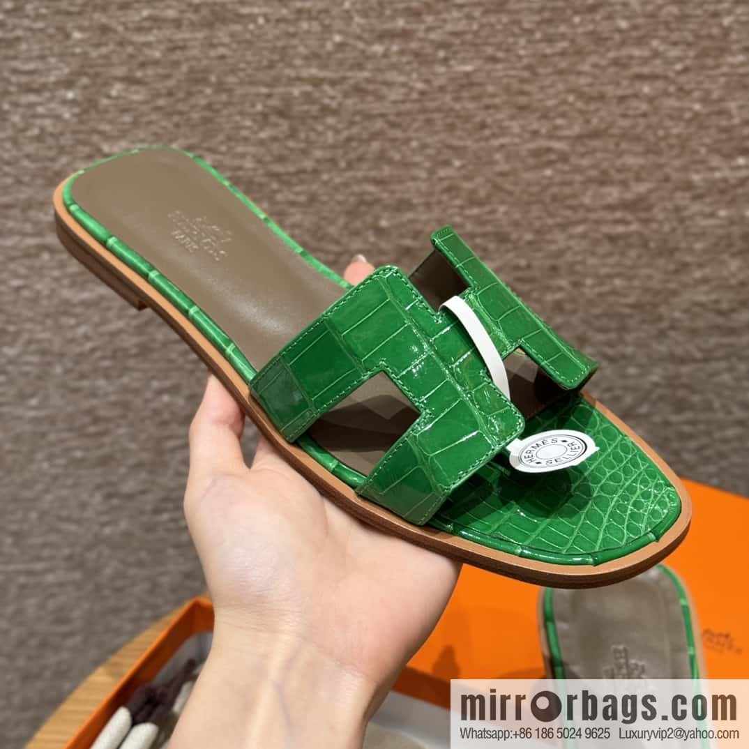 Hermès 181 Oran sandals alligator/crocodile 🐊 1K/Bambou/bamboo green
