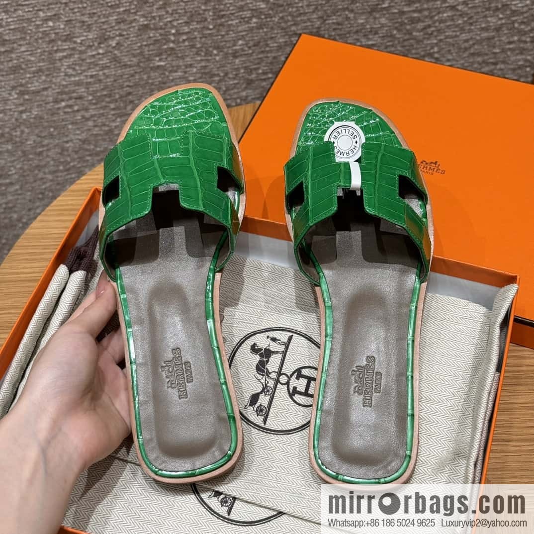 Hermès 181 Oran sandals alligator/crocodile 🐊 1K/Bambou/bamboo green