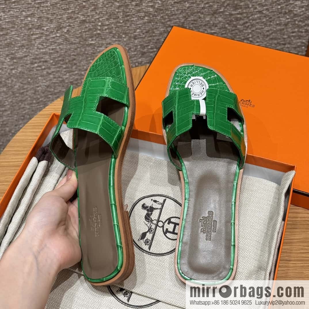 Hermès 181 Oran sandals alligator/crocodile 🐊 1K/Bambou/bamboo green