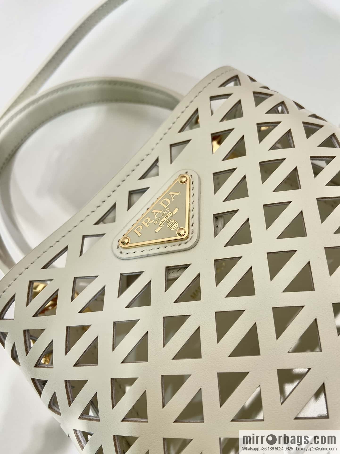PRADA 🎉 cut-out bucket bag 🎉 1BA217 cut-out white