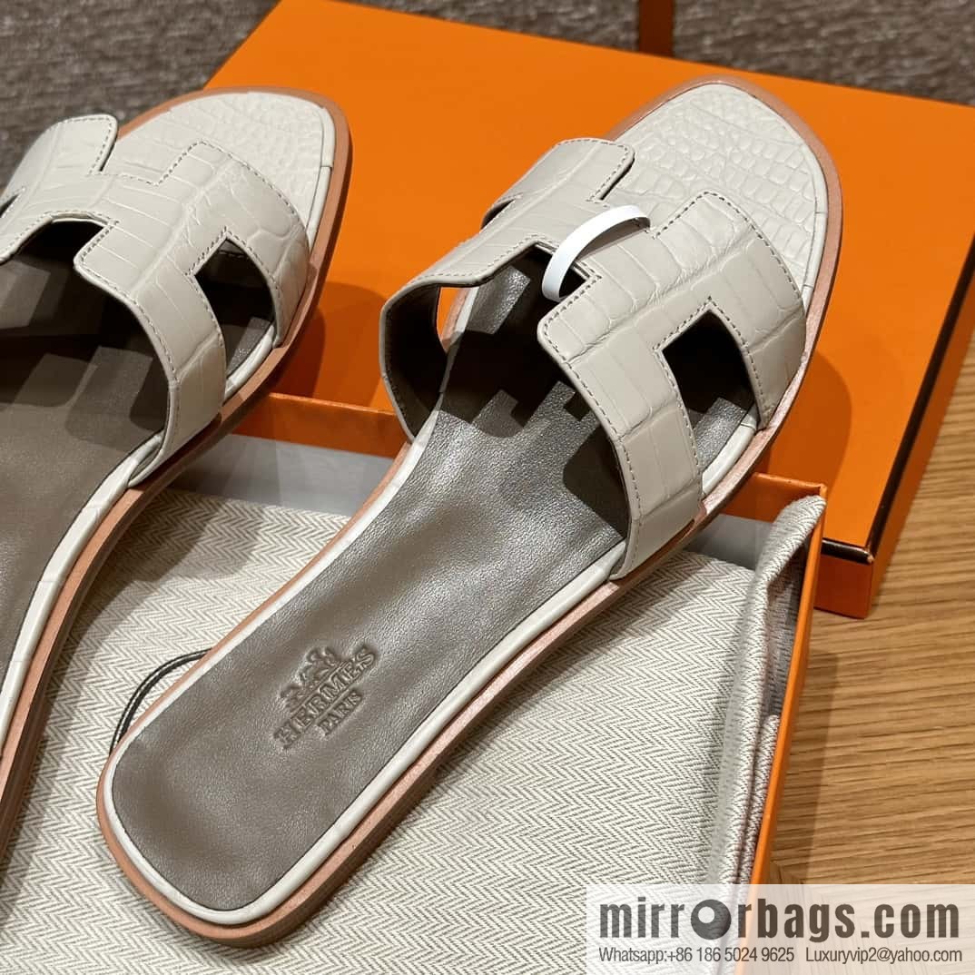 Hermès 181 Oran sandals alligator/crocodile 🐊 glacier white/8L/Beton
