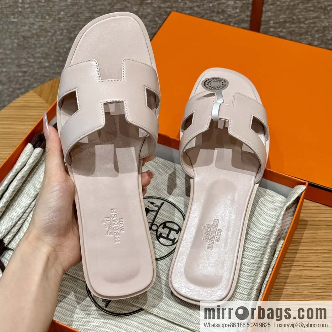 Hermès 181 Oran slippers, plain /Swift petal powder/Petal powder