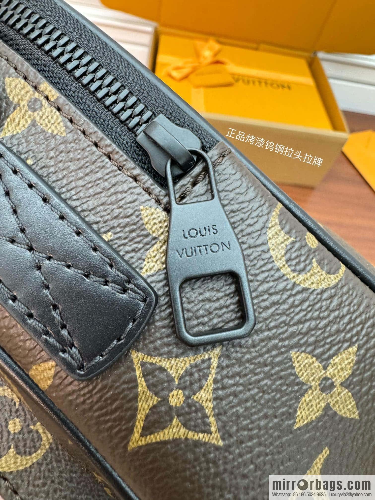 LV M46973 Season's new QUEST mailman bag