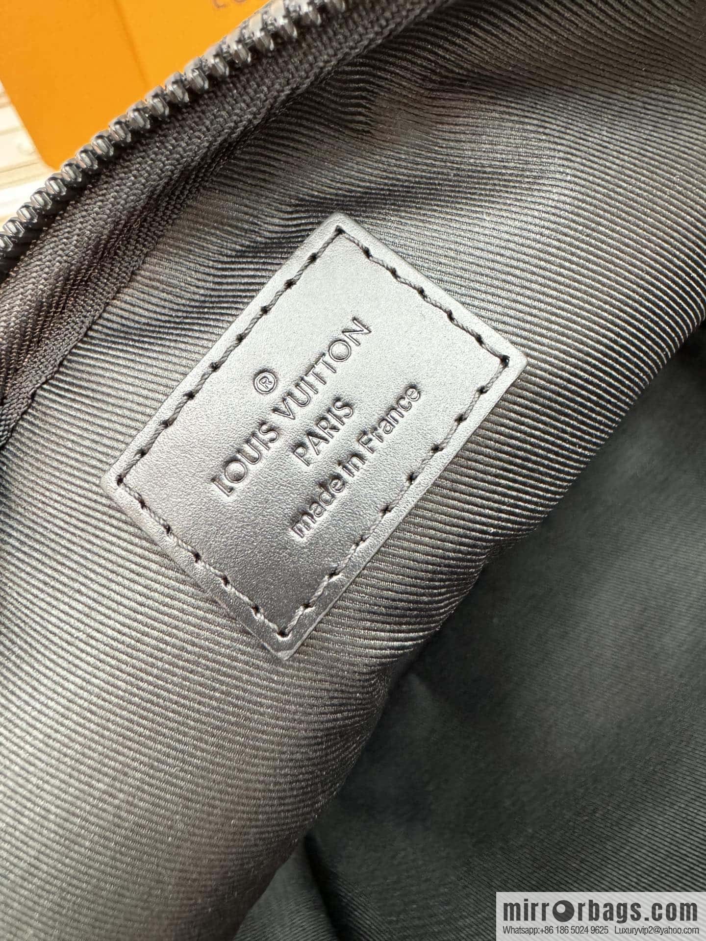 LV M46973 Season's new QUEST mailman bag