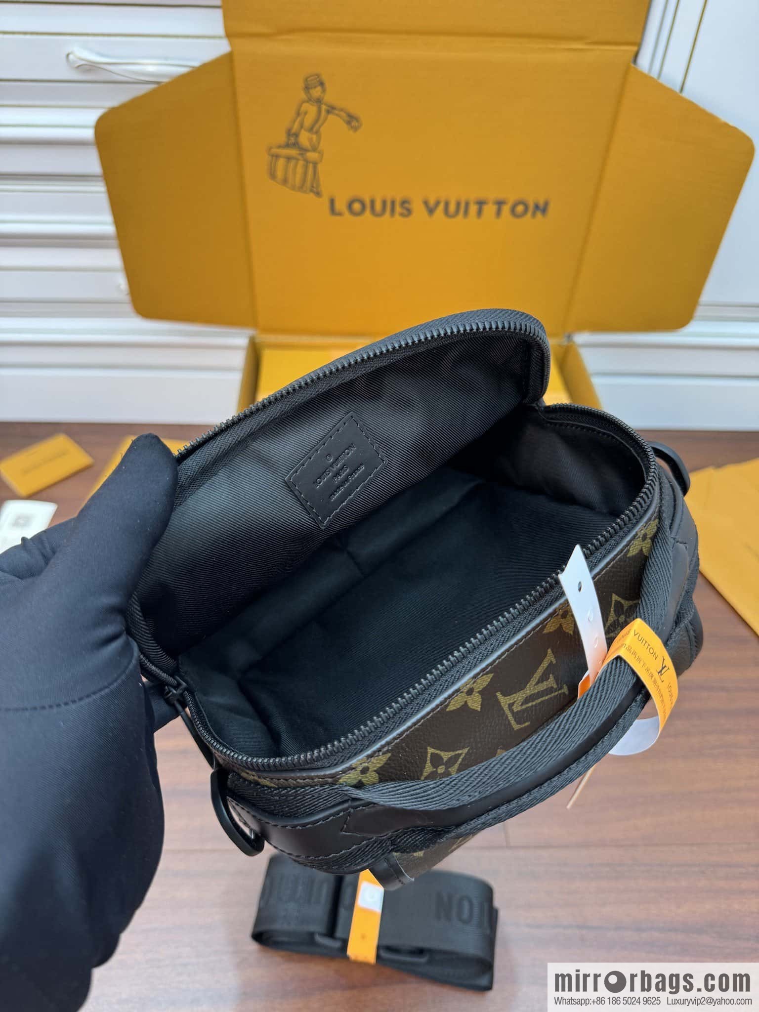 LV M46973 Season's new QUEST mailman bag