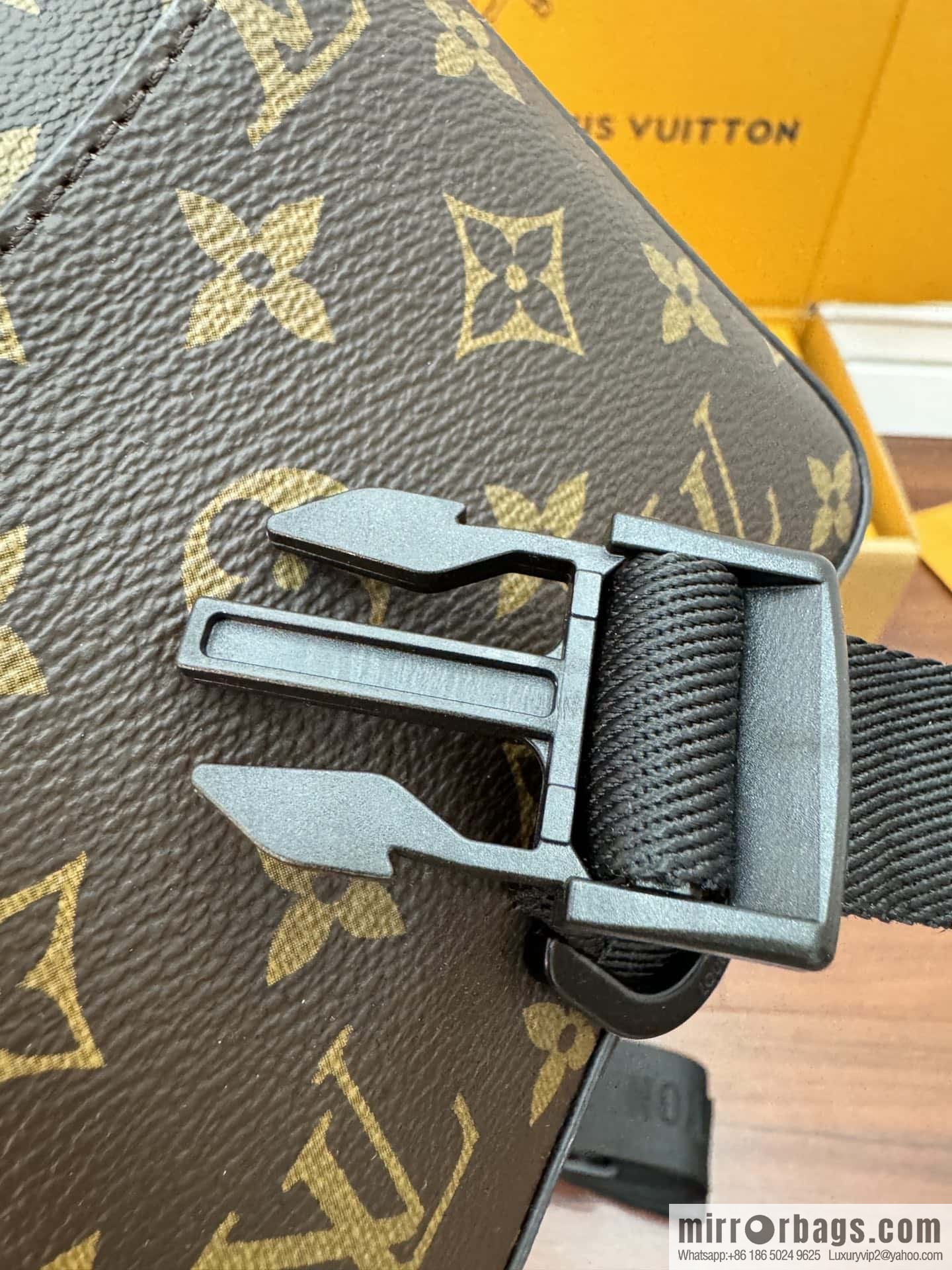 LV M46973 Season's new QUEST mailman bag