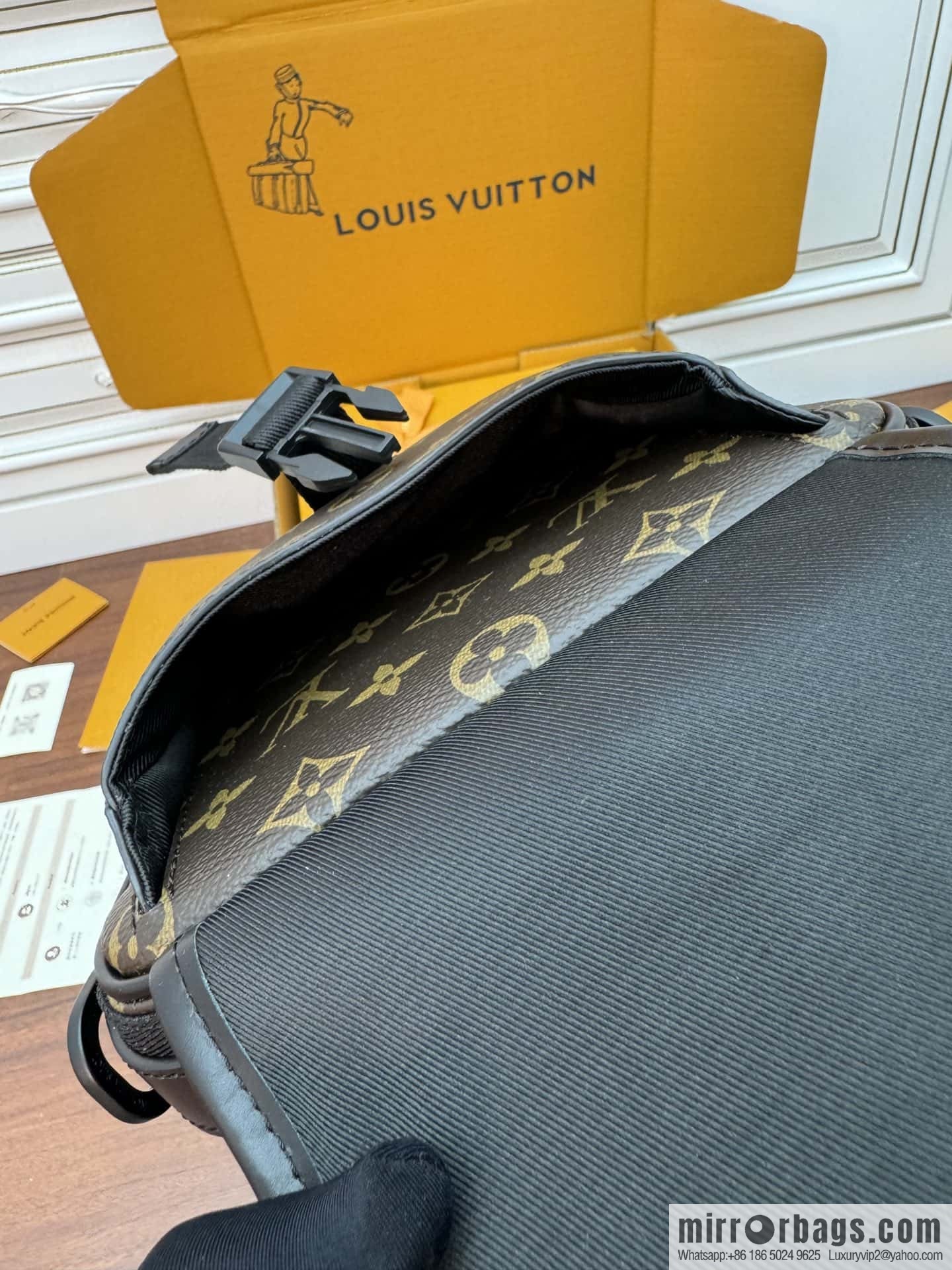 LV M46973 Season's new QUEST mailman bag