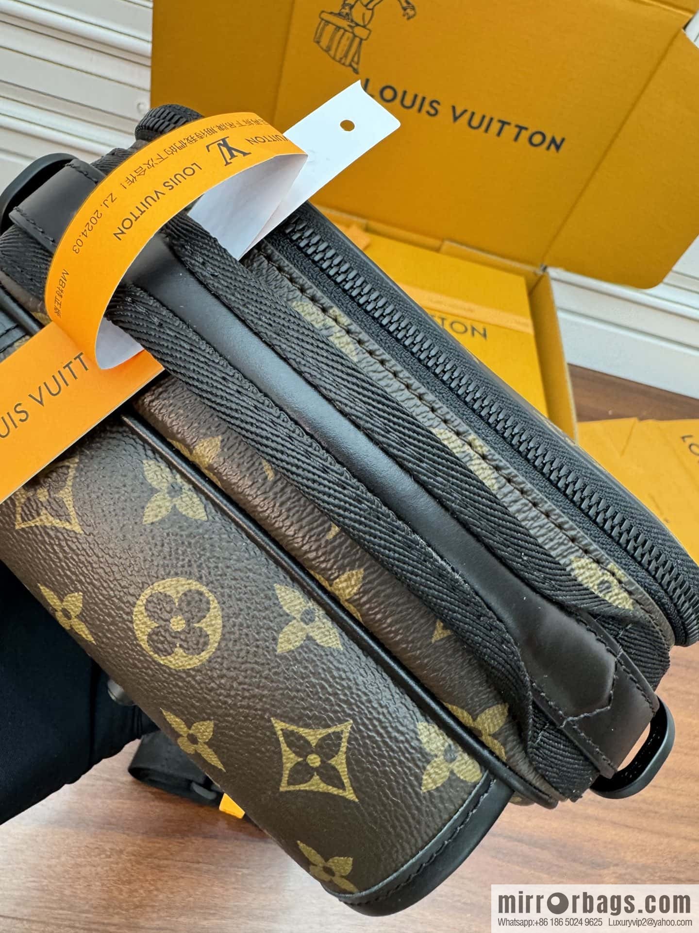LV M46973 Season's new QUEST mailman bag