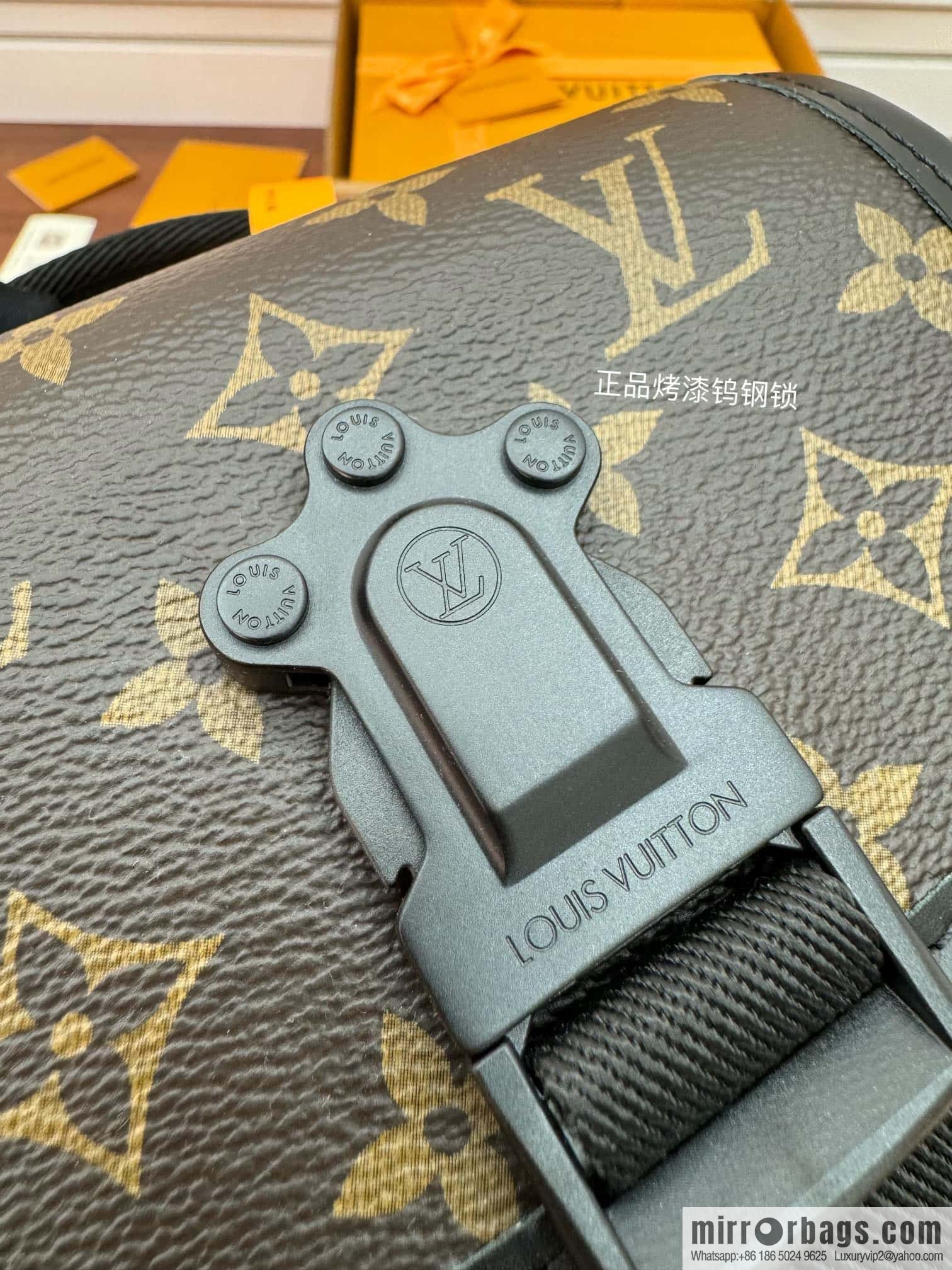 LV M46973 Season's new QUEST mailman bag
