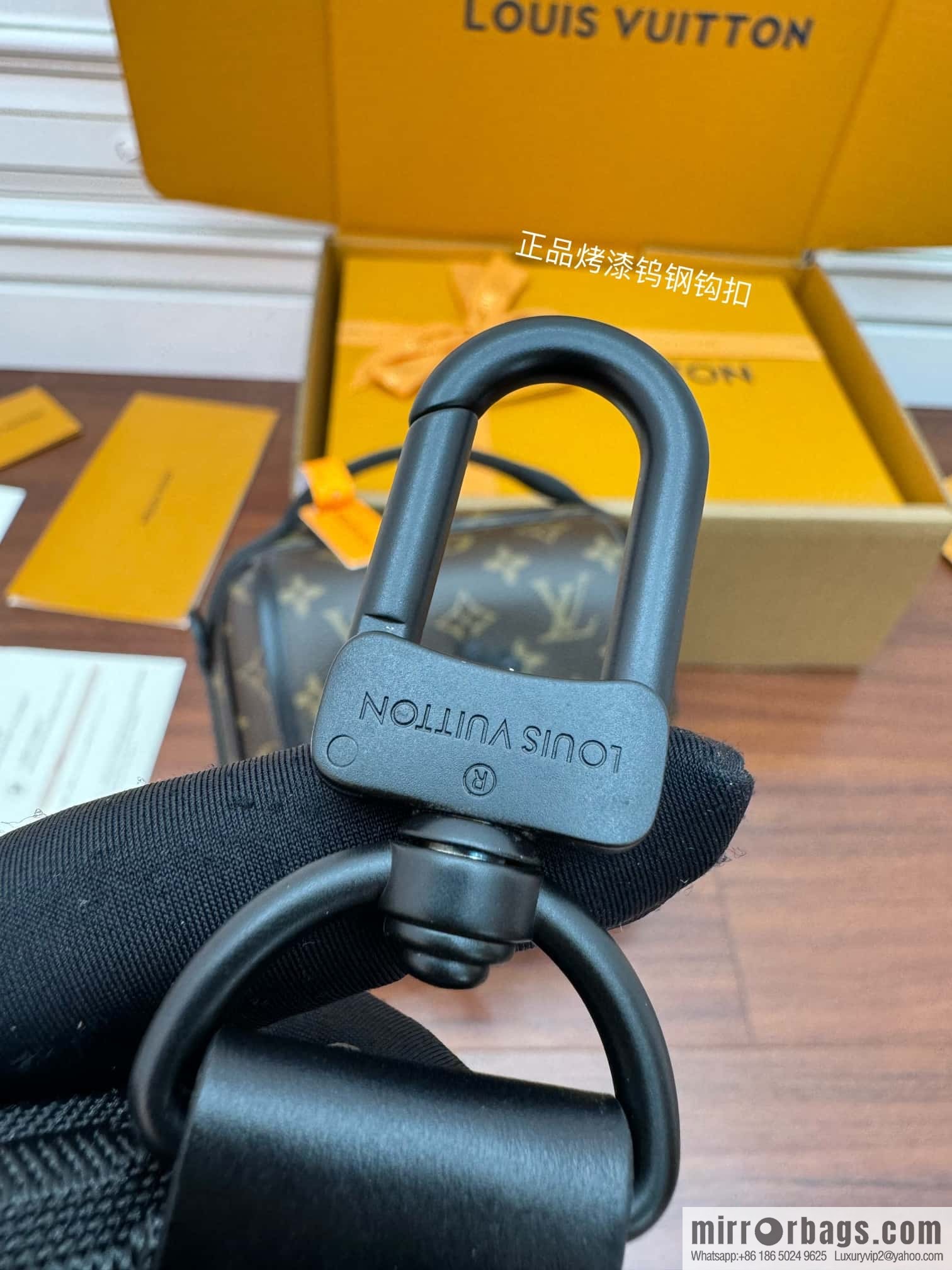 LV M46973 Season's new QUEST mailman bag