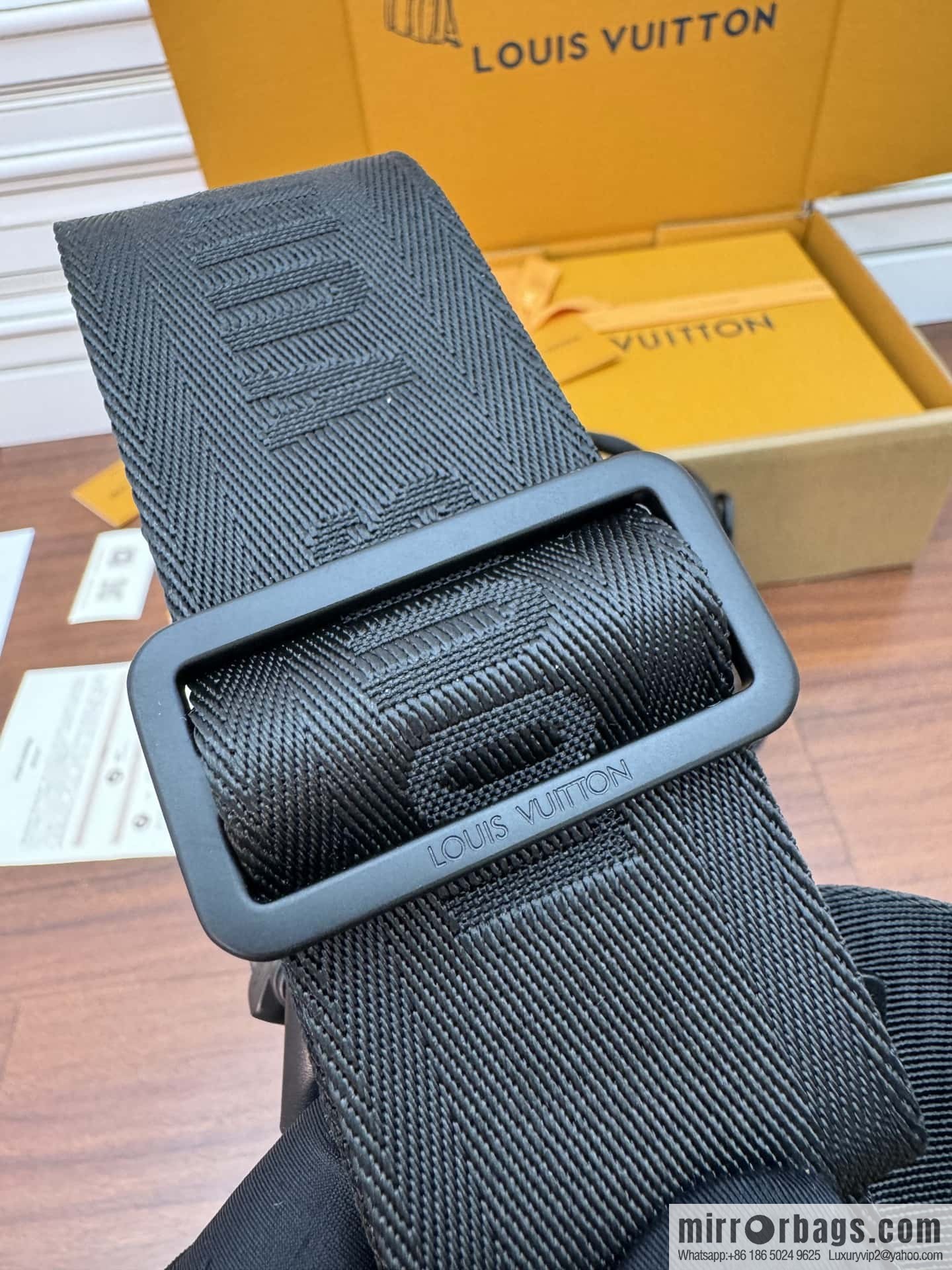 LV M46973 Season's new QUEST mailman bag