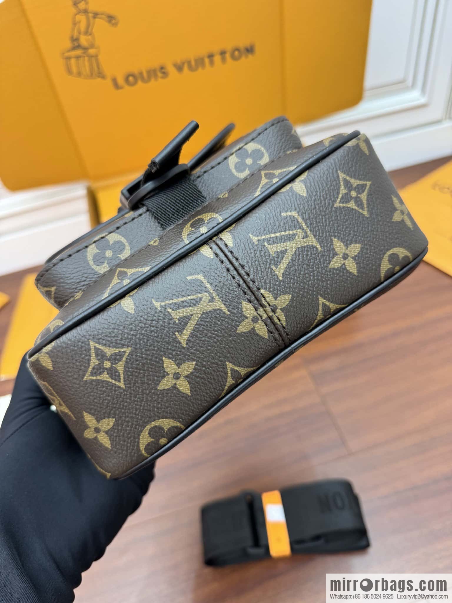 LV M46973 Season's new QUEST mailman bag