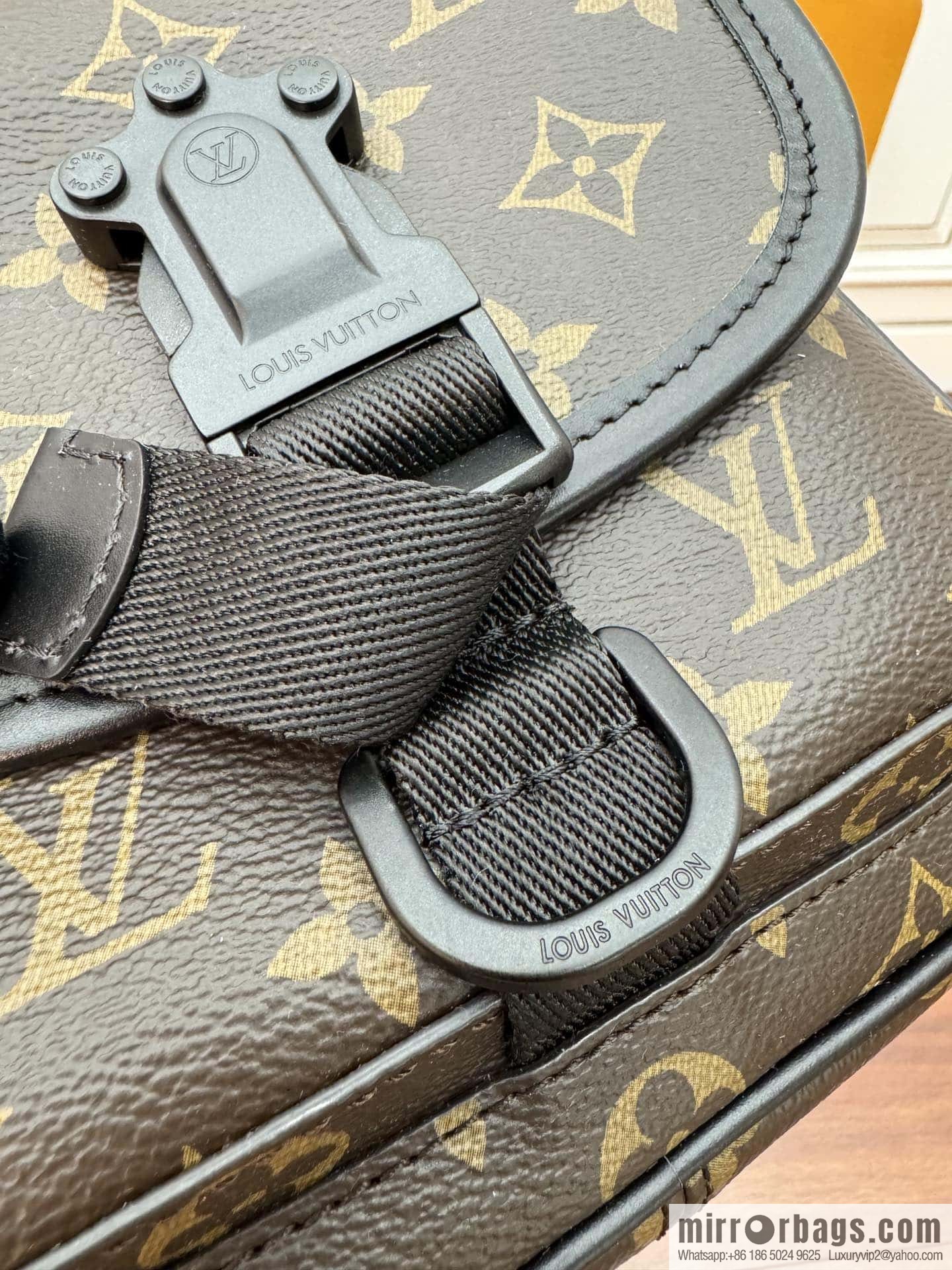LV M46973 Season's new QUEST mailman bag