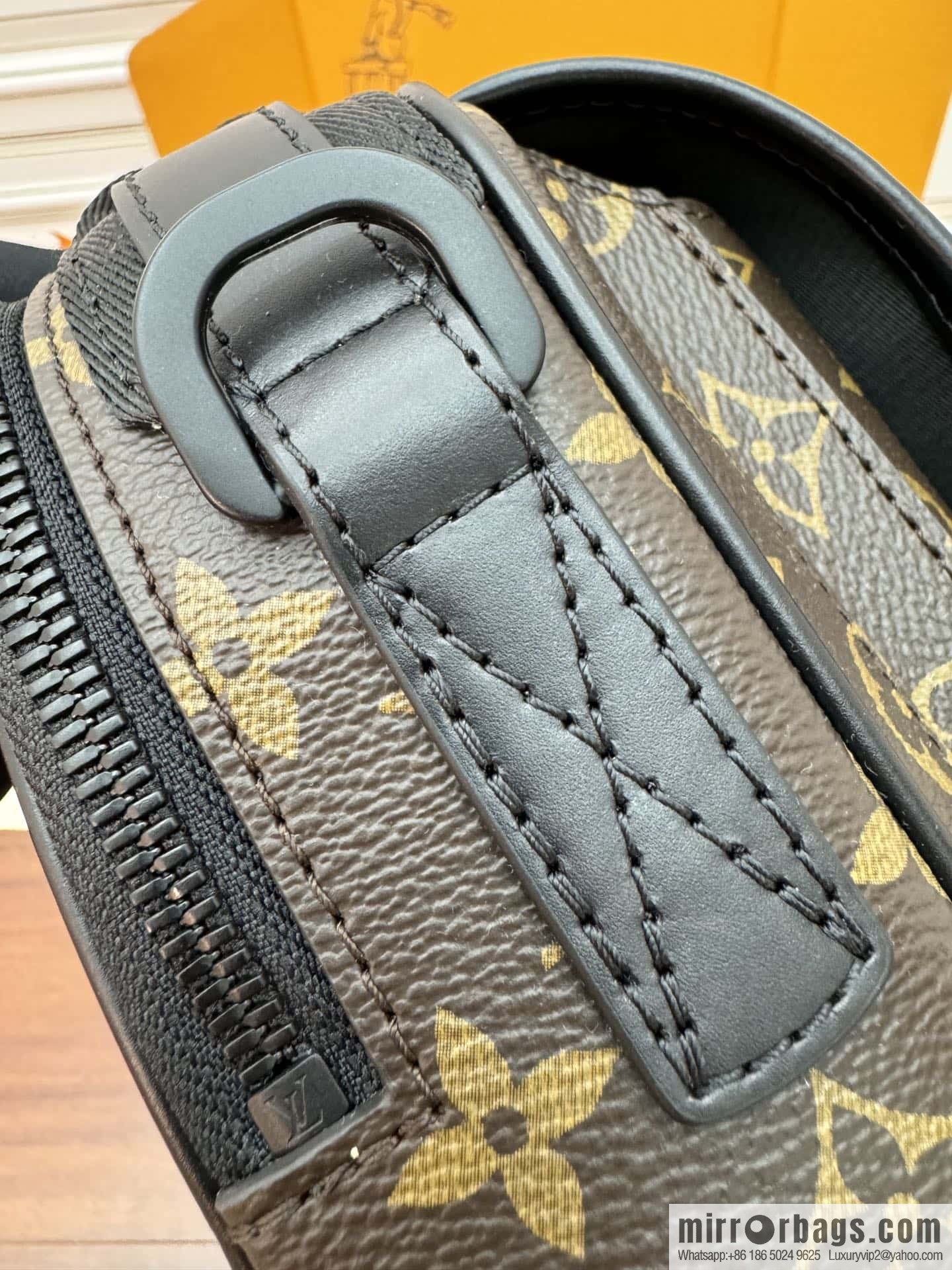 LV M46973 Season's new QUEST mailman bag