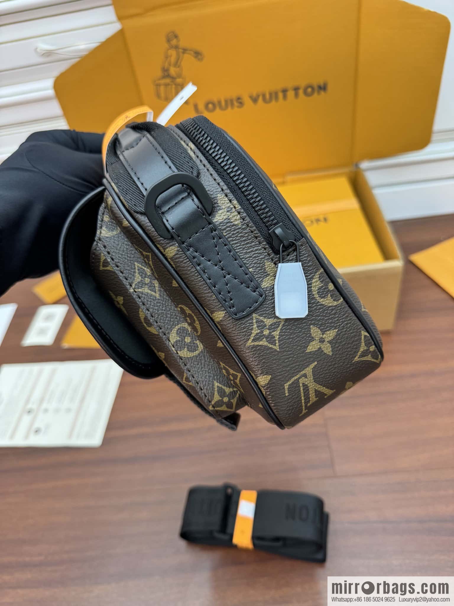 LV M46973 Season's new QUEST mailman bag