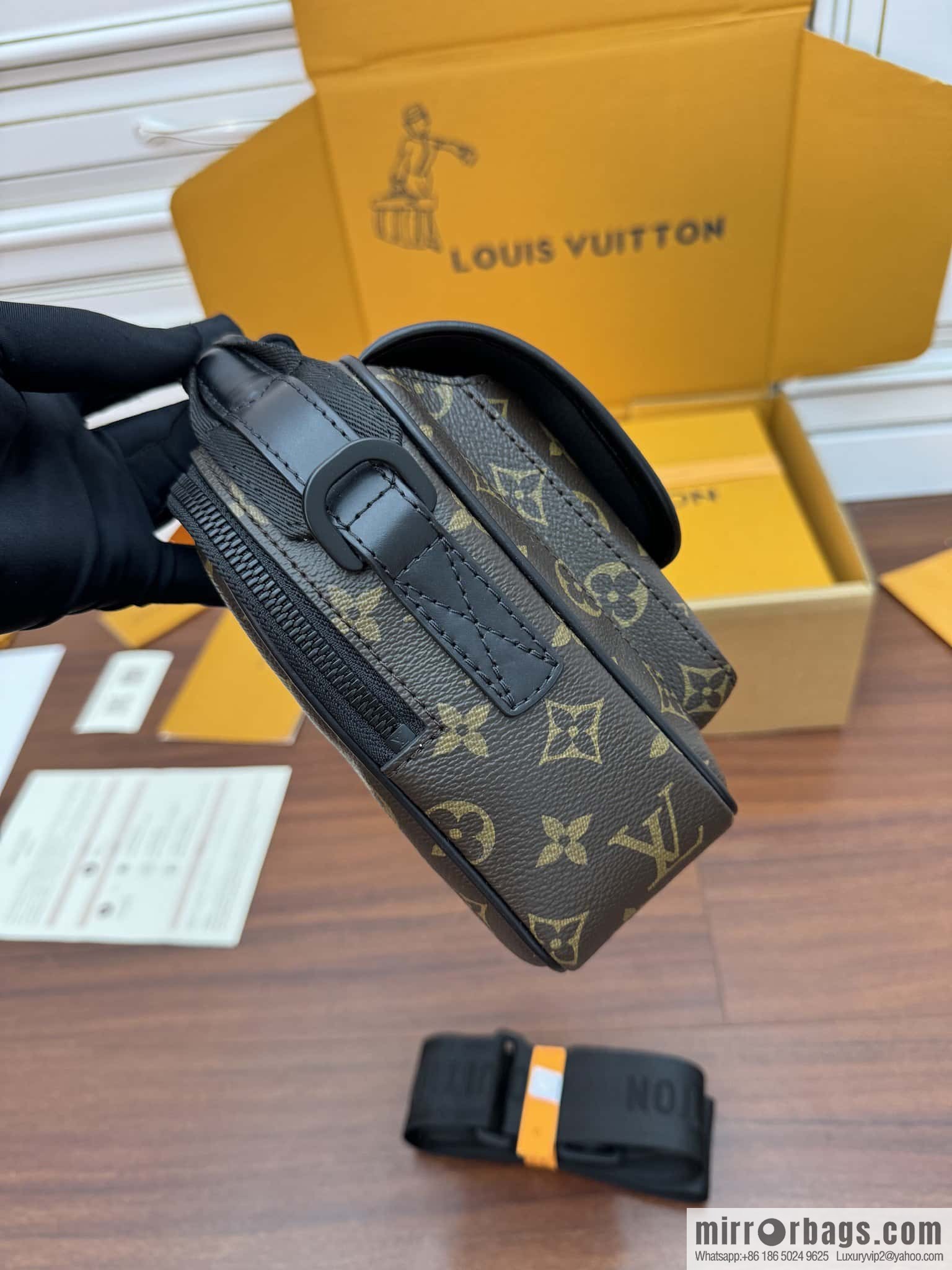 LV M46973 Season's new QUEST mailman bag