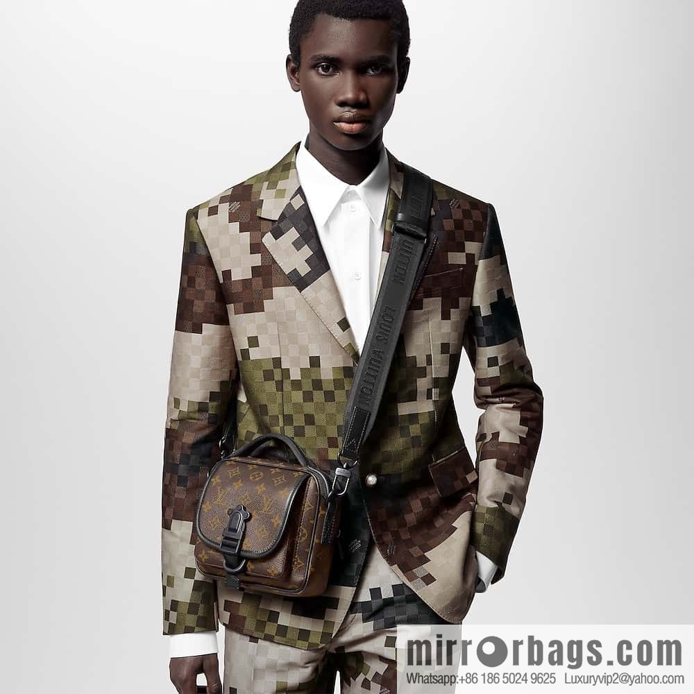 LV M46973 Season's new QUEST mailman bag