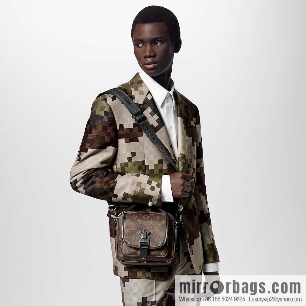 LV M46973 Season's new QUEST mailman bag
