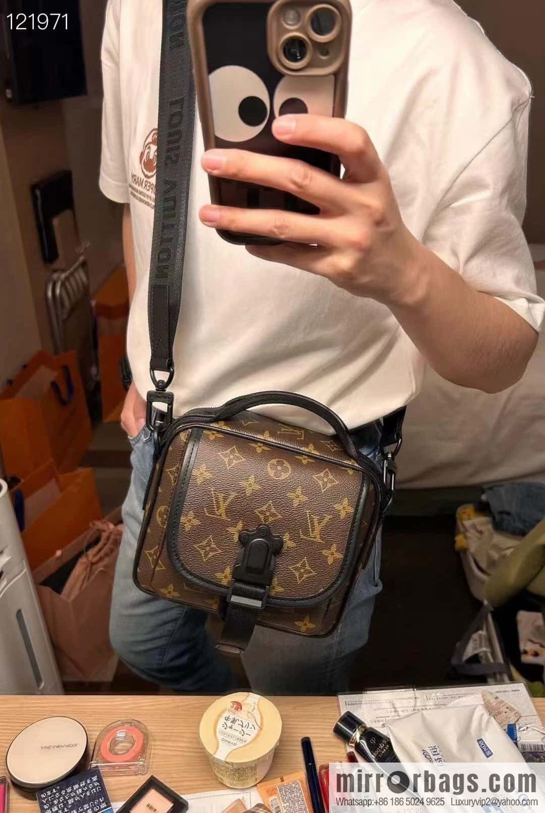 LV M46973 Season's new QUEST mailman bag