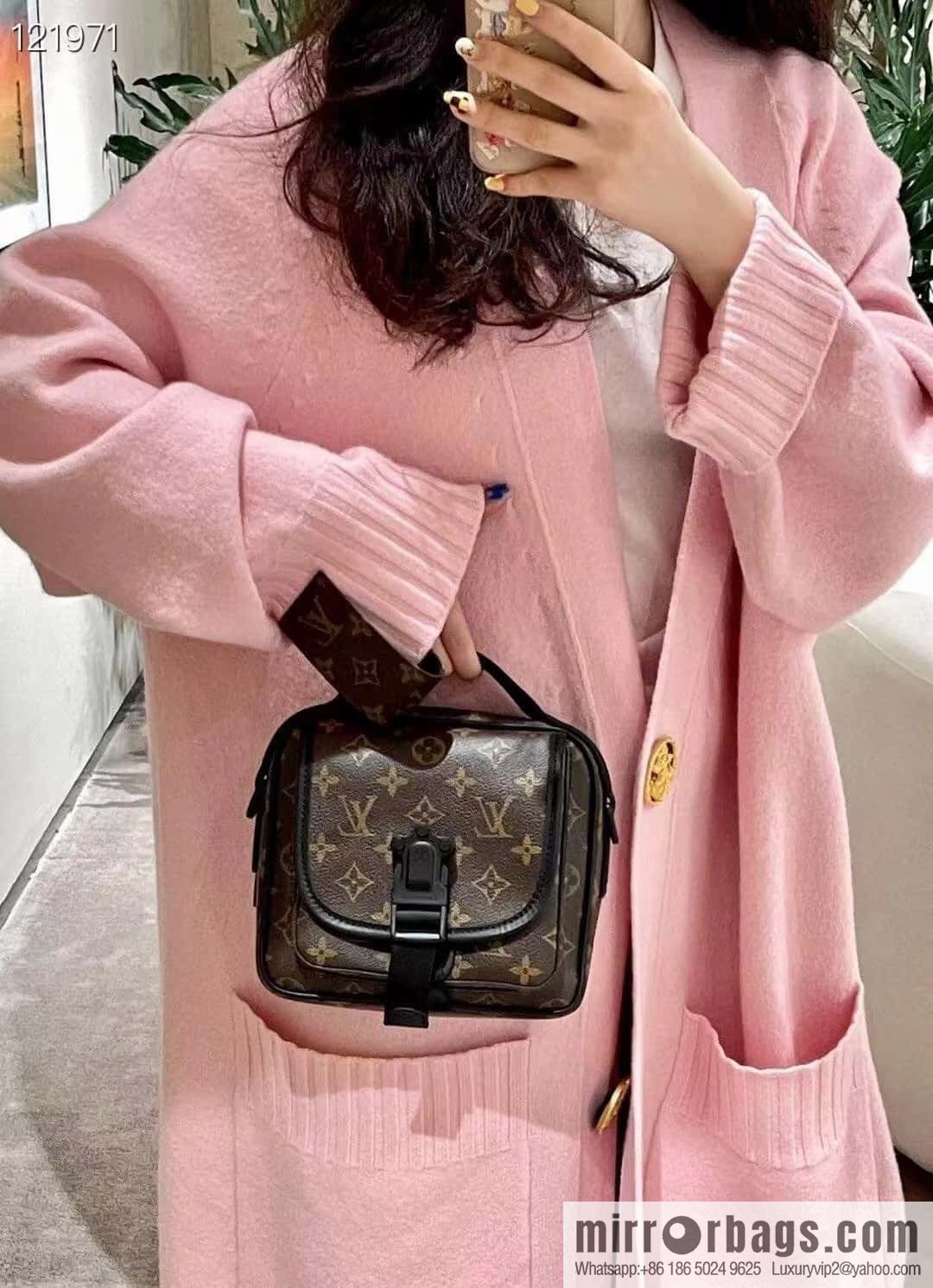 LV M46973 Season's new QUEST mailman bag