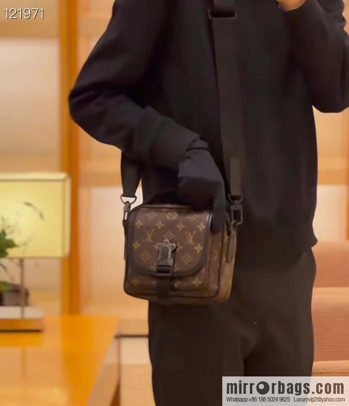 LV M46973 Season's new QUEST mailman bag