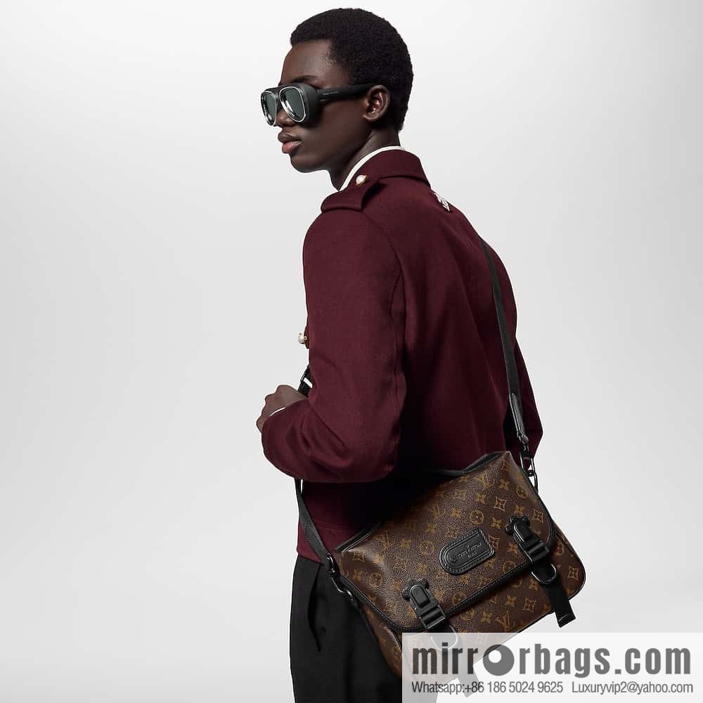 LV M46972 New LV TRAIL messenger bag for the season