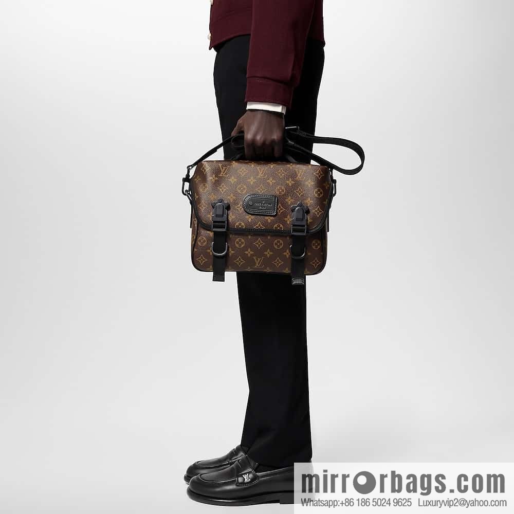 LV M46972 New LV TRAIL messenger bag for the season