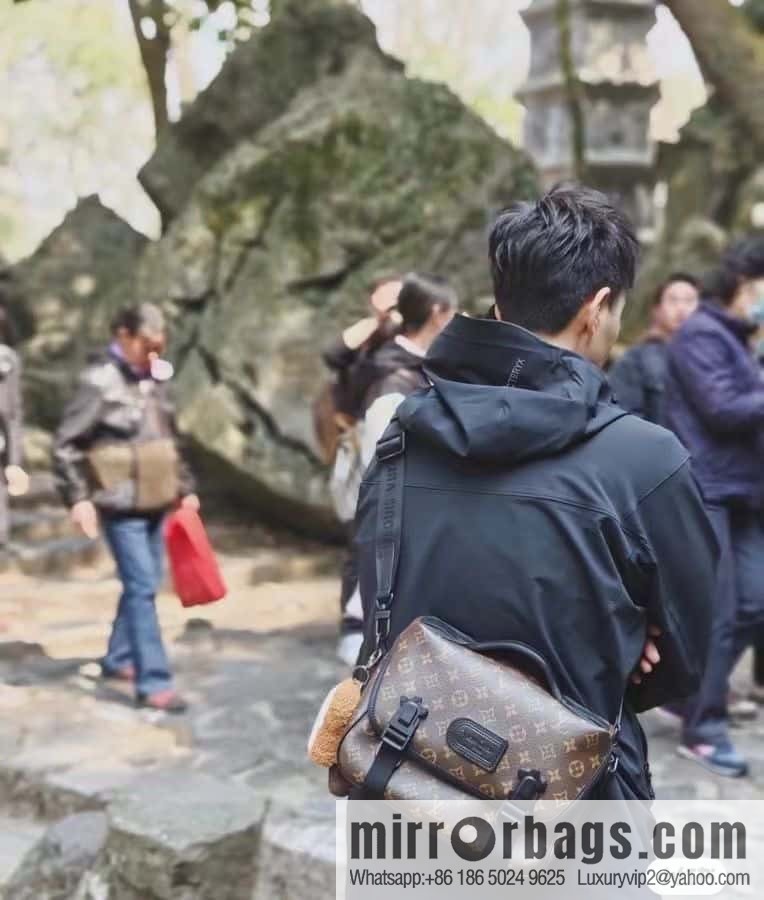 LV M46972 New LV TRAIL messenger bag for the season