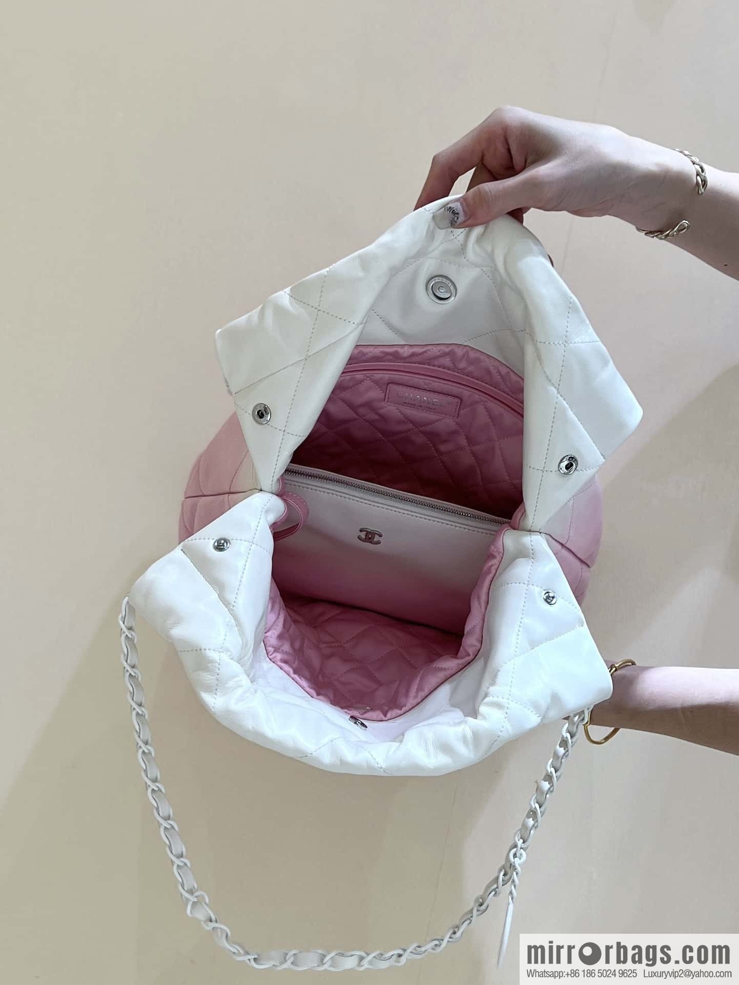 CHANEL 24S spring and summer series, global limited edition gradual change 22 bags AS3260