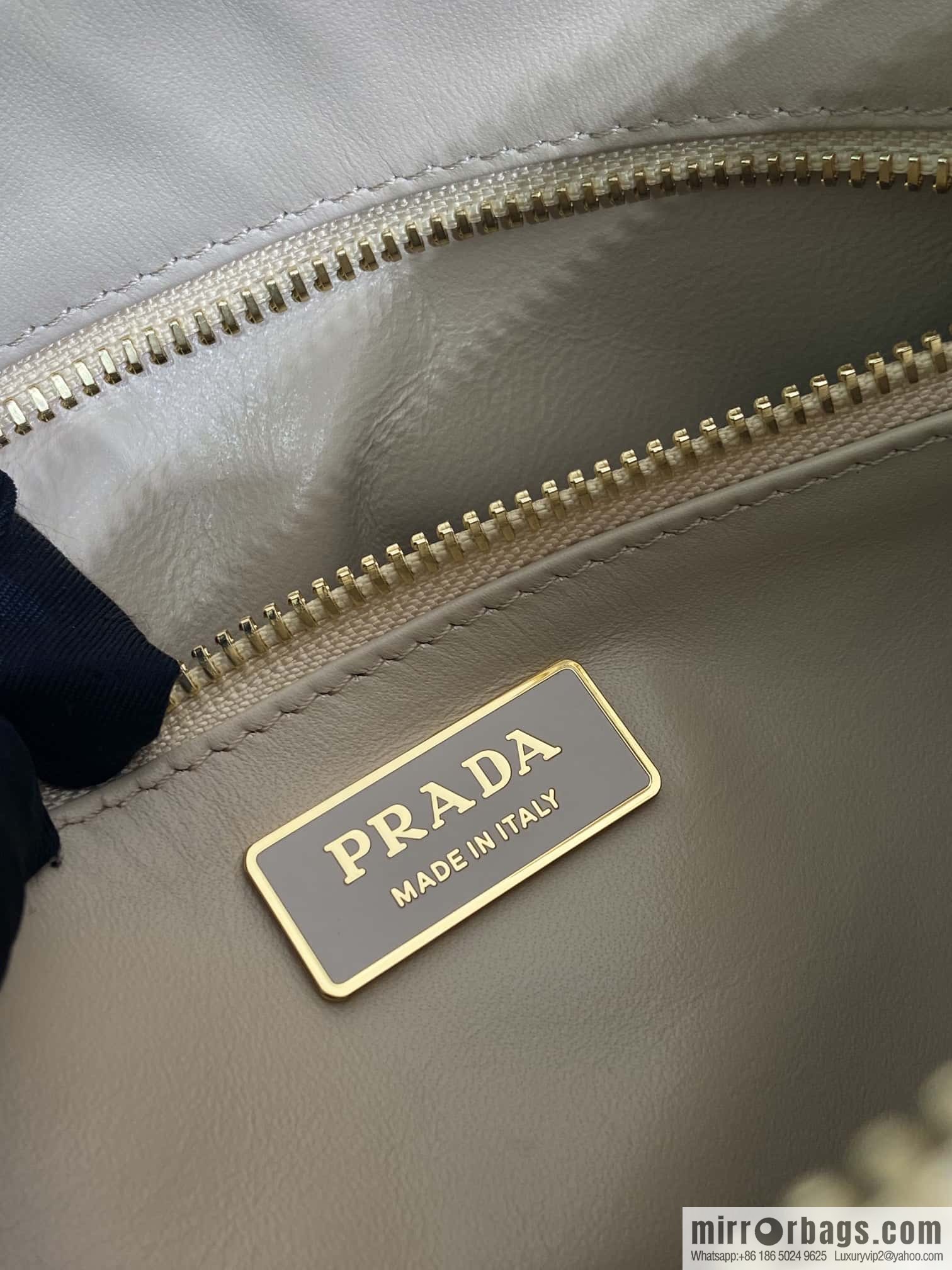 PRADA 🎉 new Aimee armpit bag 🎉 1BC228