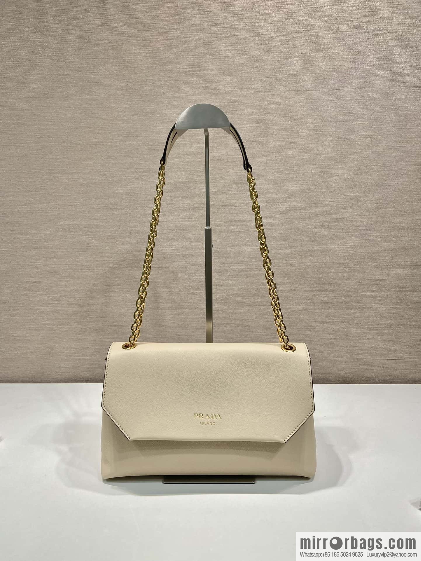 PRADA 🎉 new small 🎉 1BD371 women