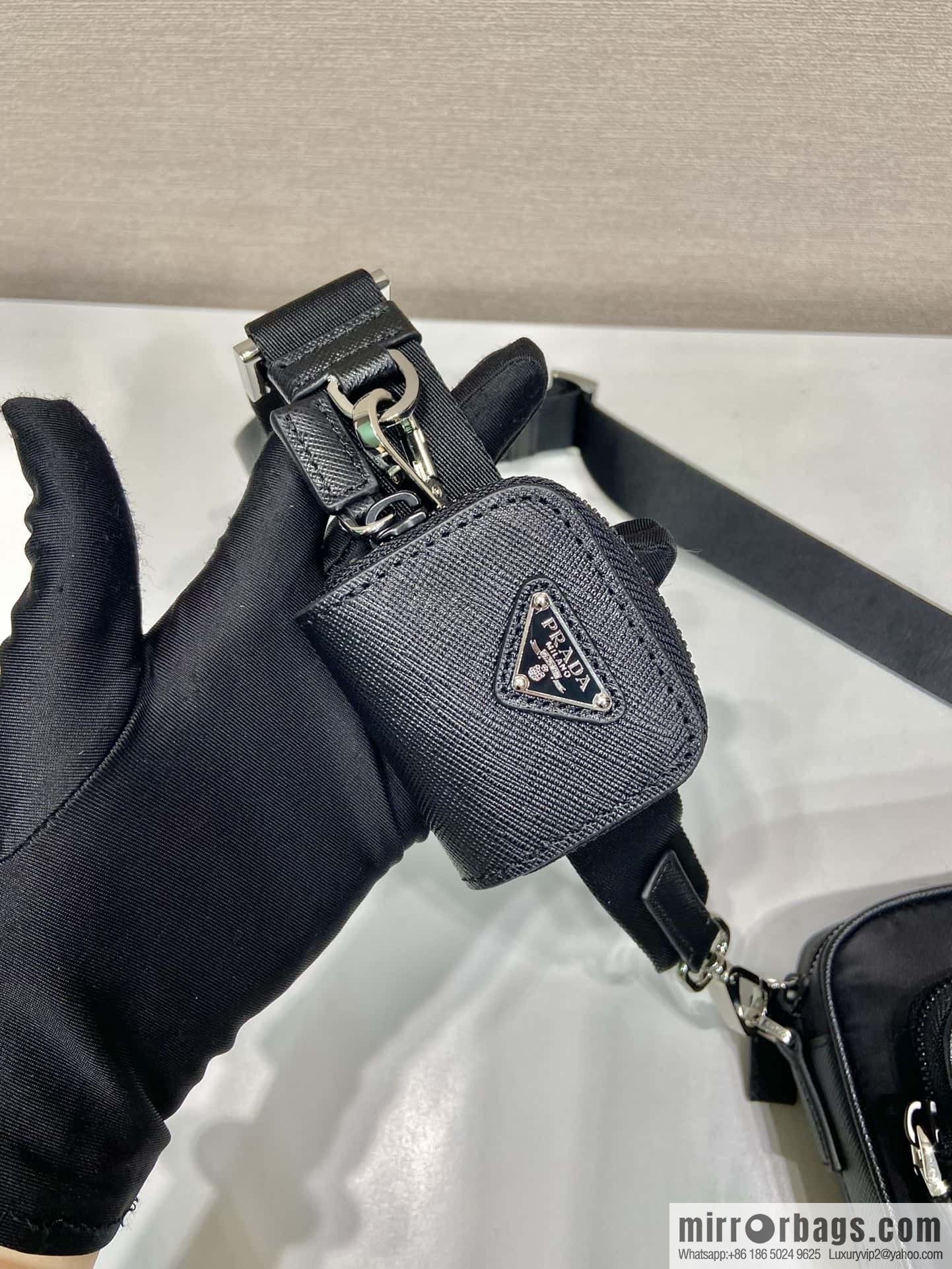 PRADA 🎉 new 🎉 2VH172/cross pattern