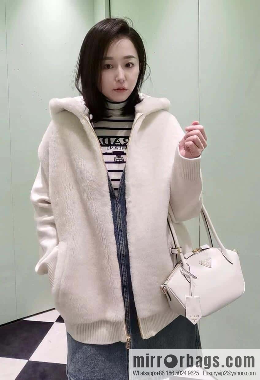 PRADA 🎉 new 🎉 1BA427 tote bag, white