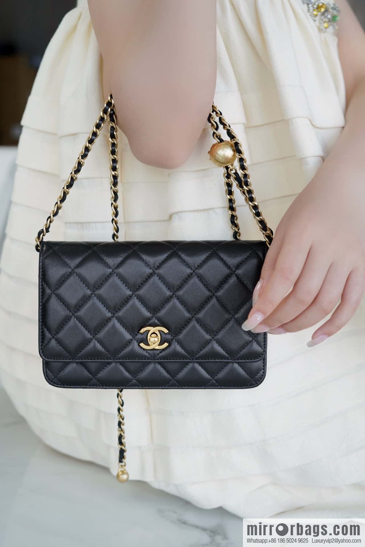 CHANEL π
Metal Ball Black AP1450