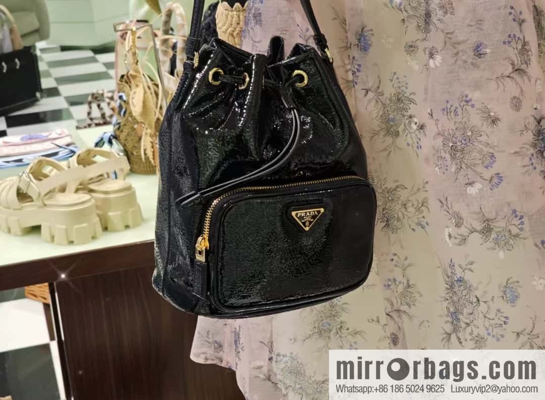 PRADA 🎉 paint crumpled skin bucket bag 🎉 1BH038