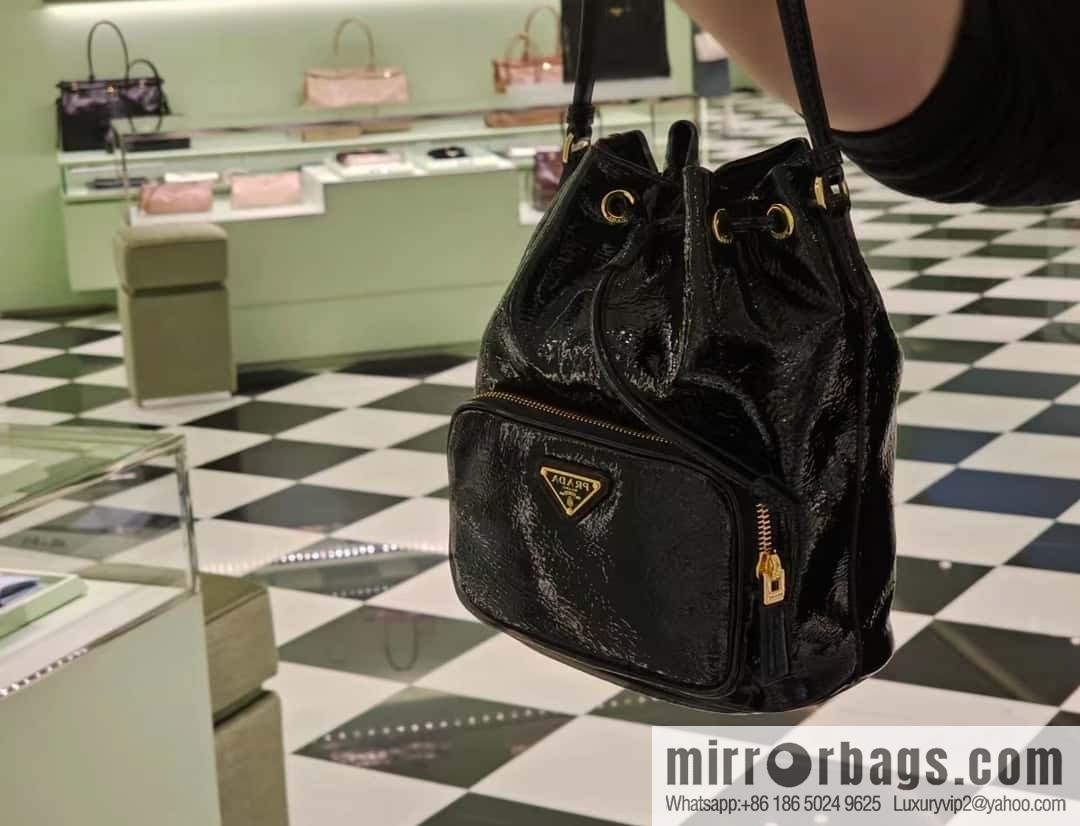 PRADA 🎉 paint crumpled skin bucket bag 🎉 1BH038