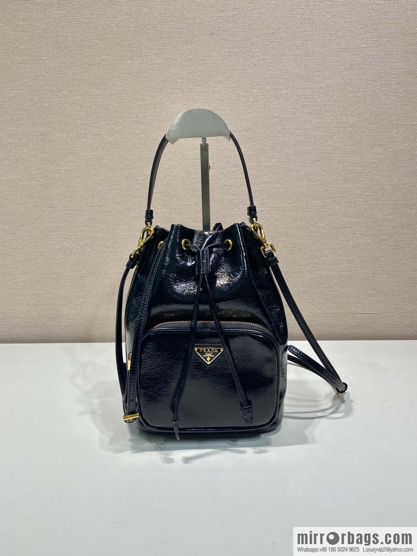 PRADA 🎉 paint crumpled skin bucket bag 🎉 1BH038