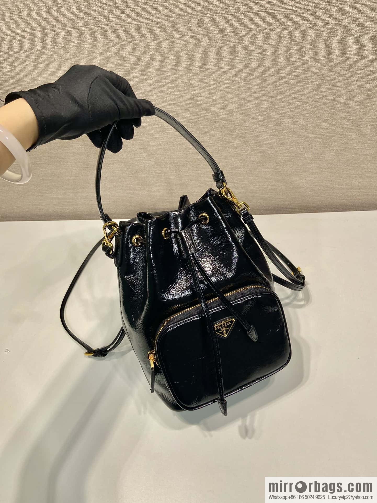 PRADA 🎉 paint crumpled skin bucket bag 🎉 1BH038