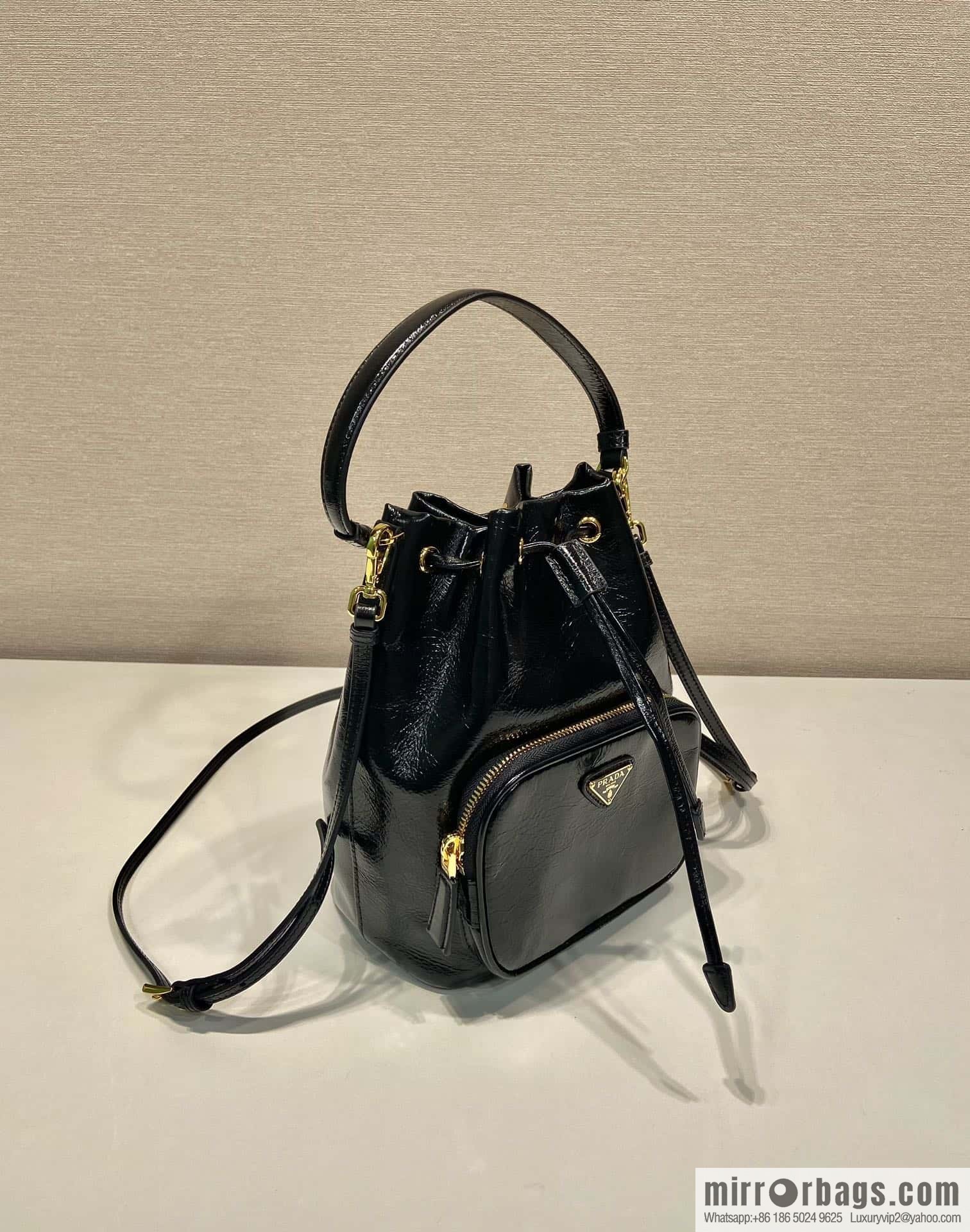 PRADA 🎉 paint crumpled skin bucket bag 🎉 1BH038